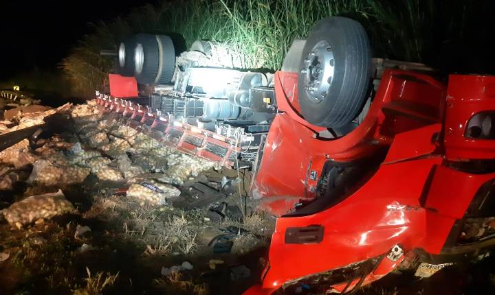 Motorista fica gravemente ferido após tombamento na BR-262