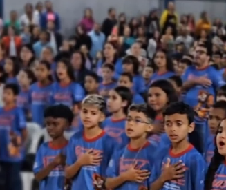 Estudantes se formam no PROERD em cerimônia com autoridades e familiares