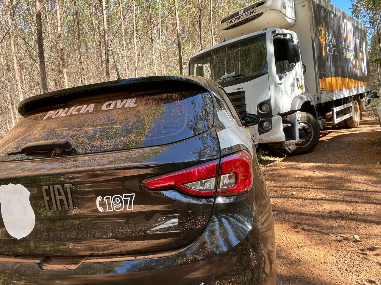 Caminhão com carga de congelados avaliado em meio milhão é localizado em plantação de pinus