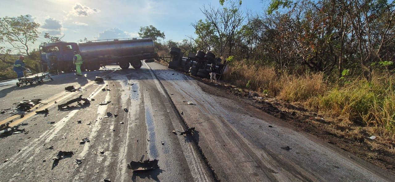 Colisão frontal na BR-262 deixa um morto e quatro feridos