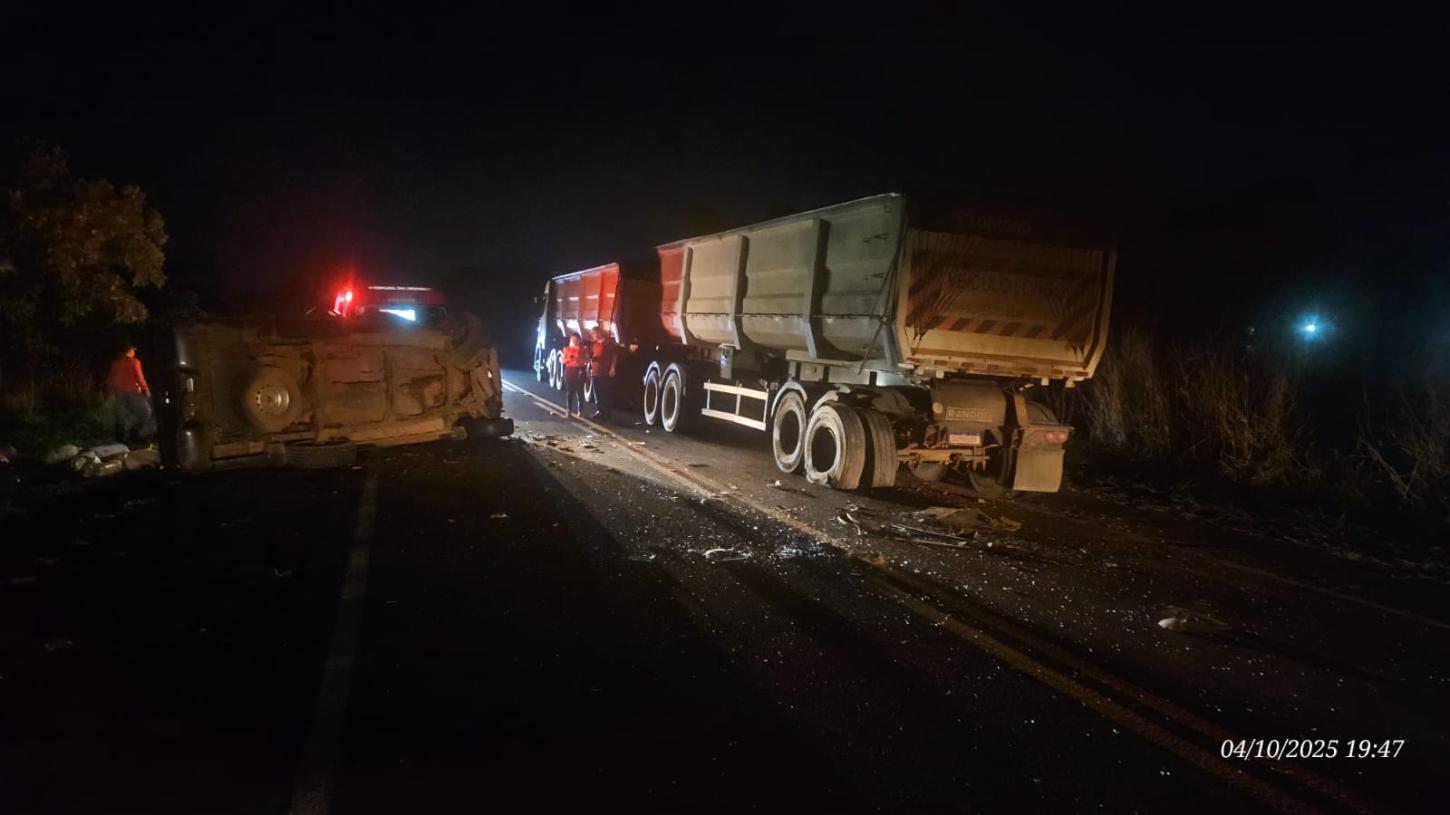 Três pessoas ficam feridas em capotamento na MGC-452