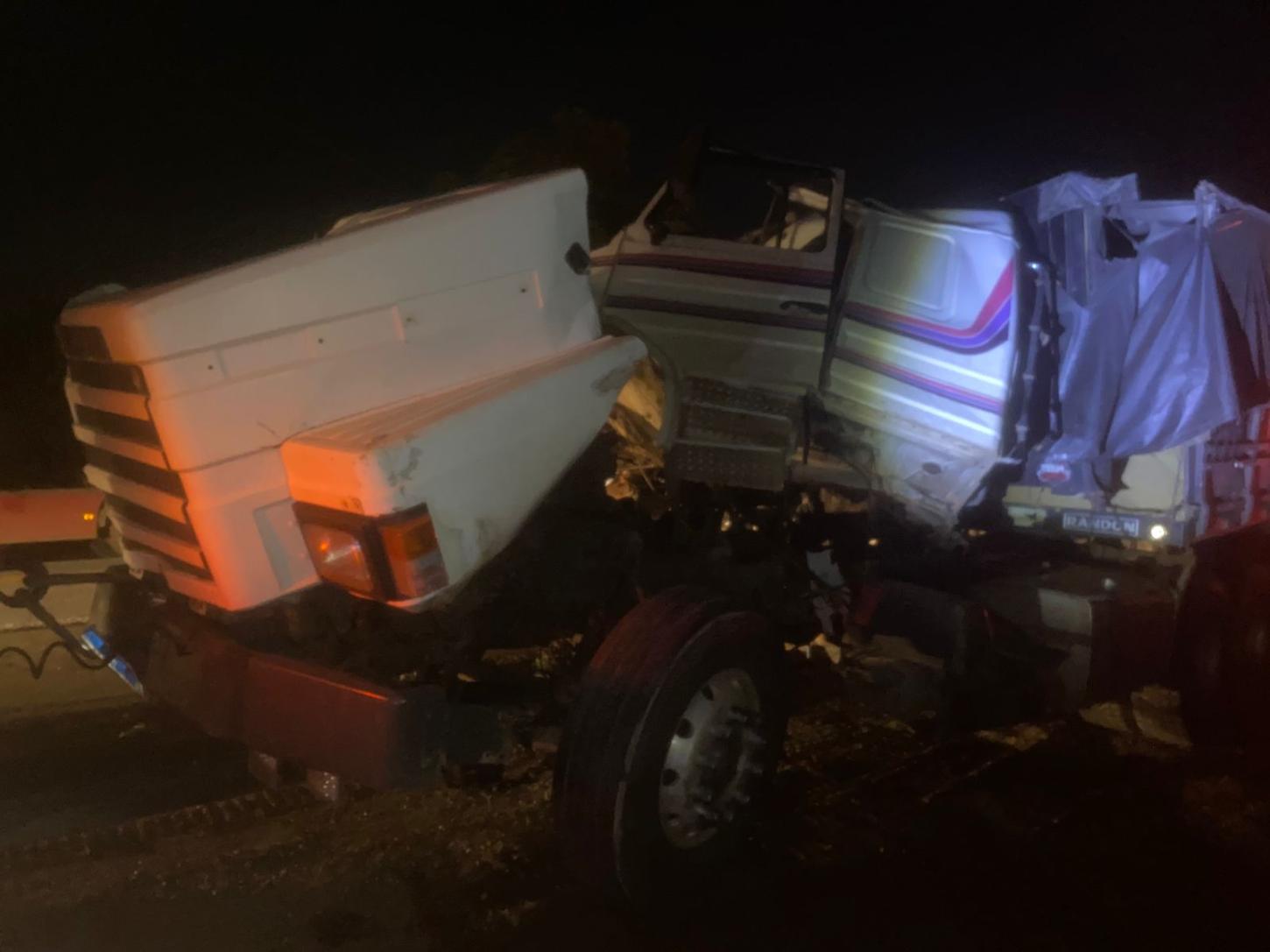 Colisão entre três carretas interdita BR-262 por cerca de 40 minutos