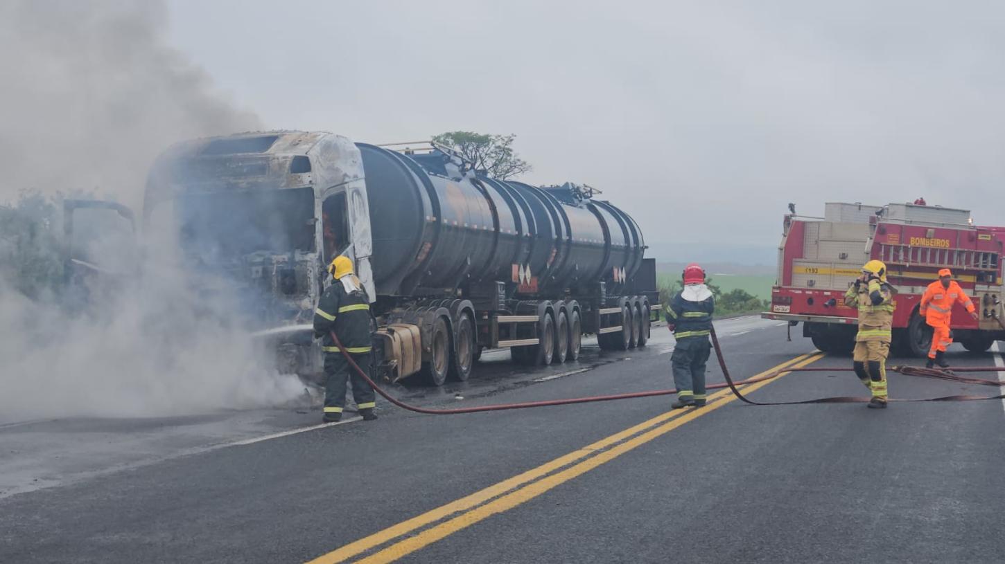 Polícia investiga possível ato terrorista em carreta incendiada e atingida por tiros na BR-262