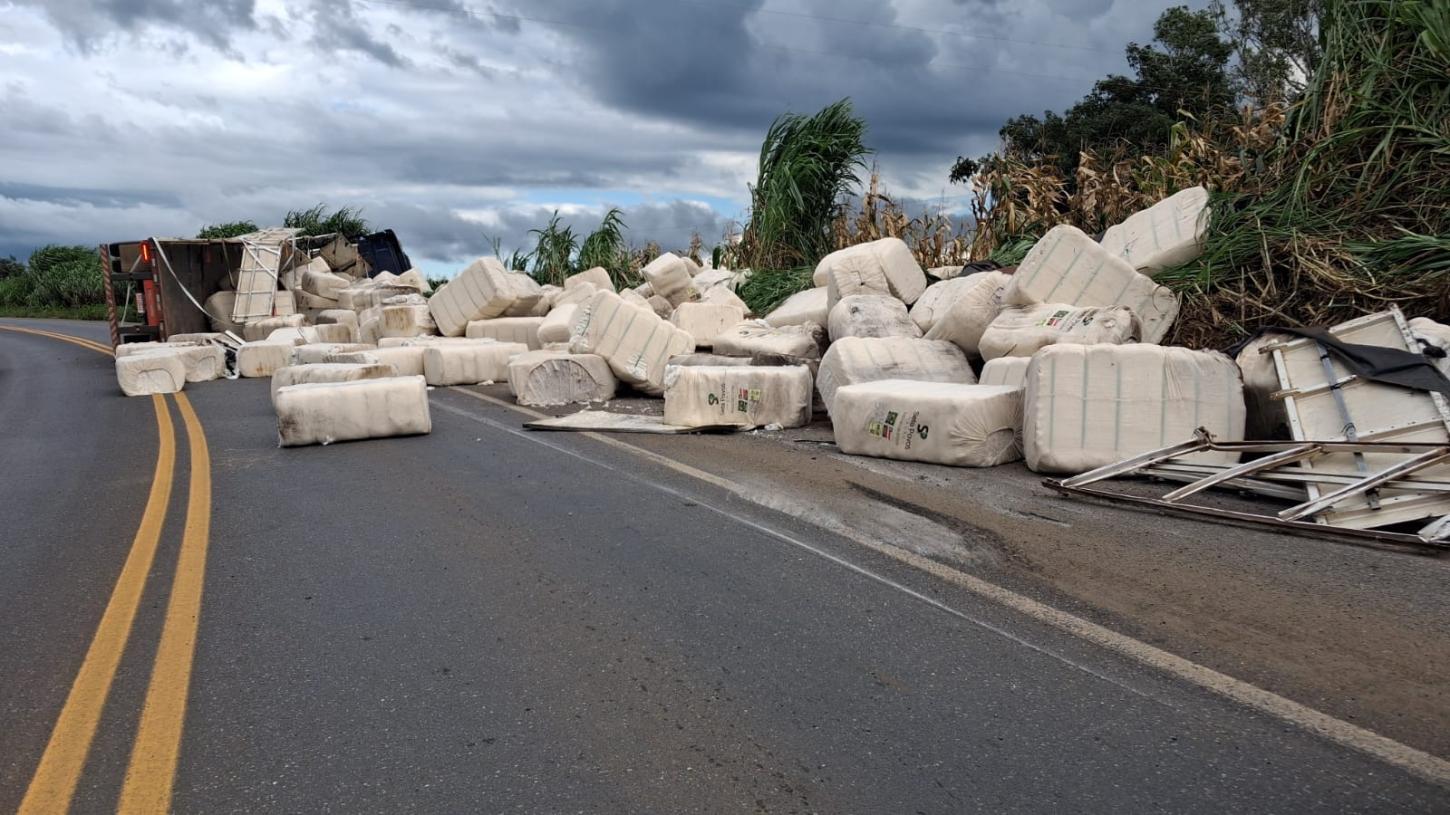Motorista é preso por embriaguez após tombamento de carreta na BR-354 