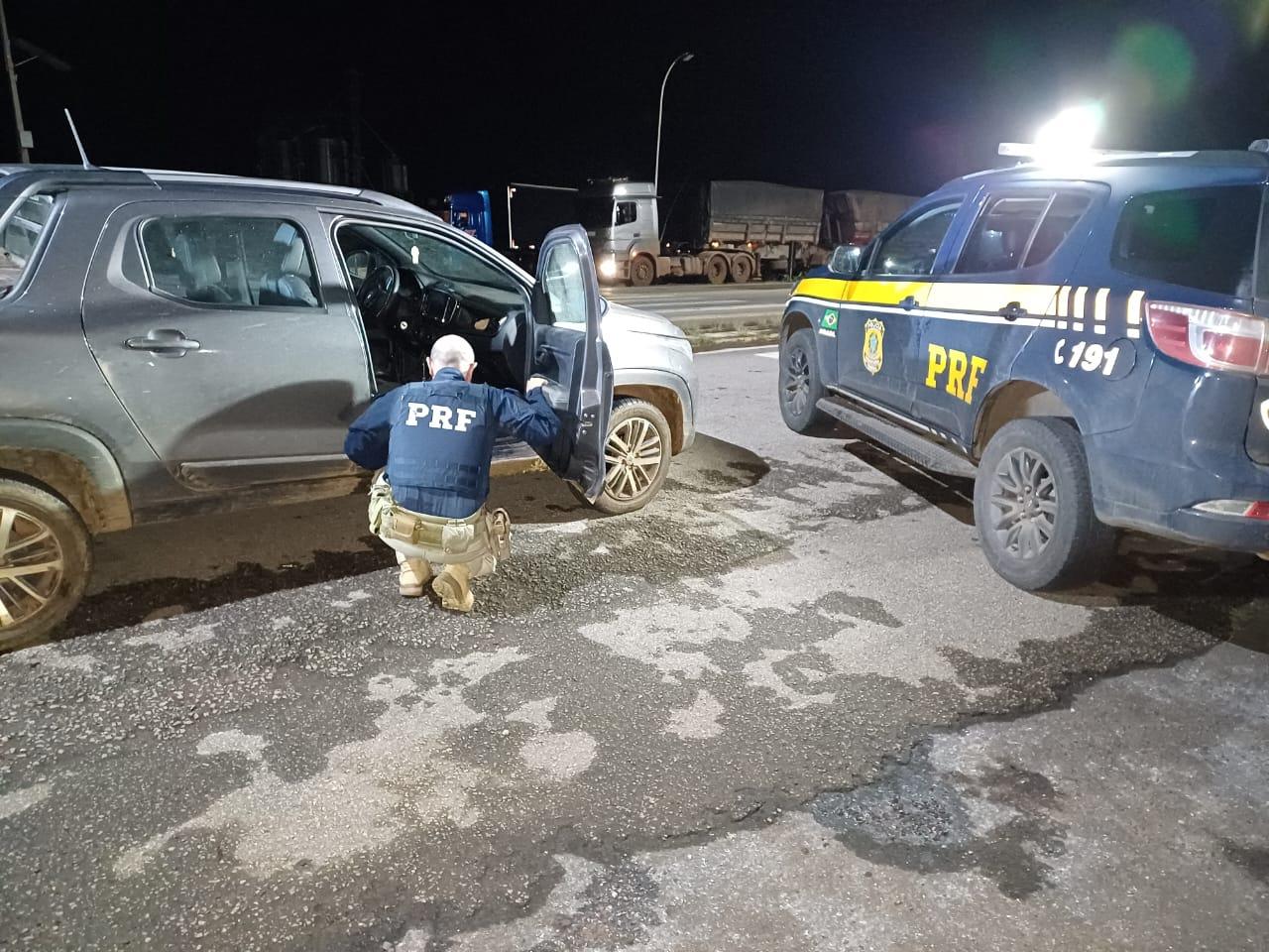 PRF recupera caminhonete furtada na BR-262 e prende homem procurado por homicídio em Ibiá