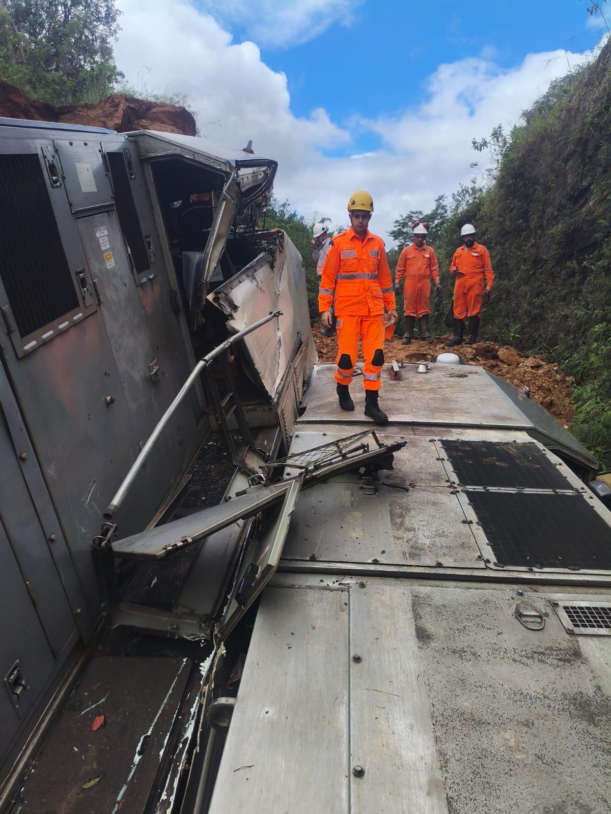 Trem descarrila após deslizamento de terra atingir linha férrea em Ibiá