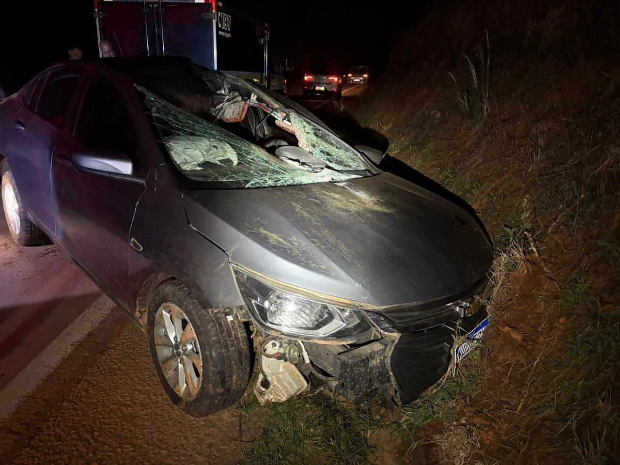 Peça que se soltou de caminhão provoca acidente com morte na MGC-146, em Araxá