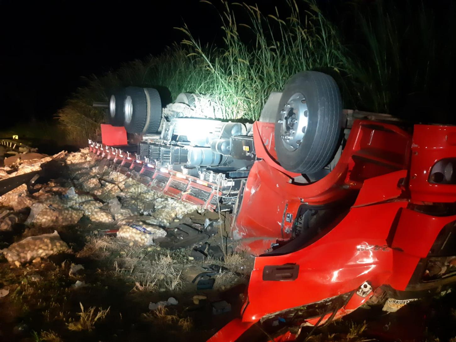 Motorista fica gravemente ferido após tombamento na BR-262