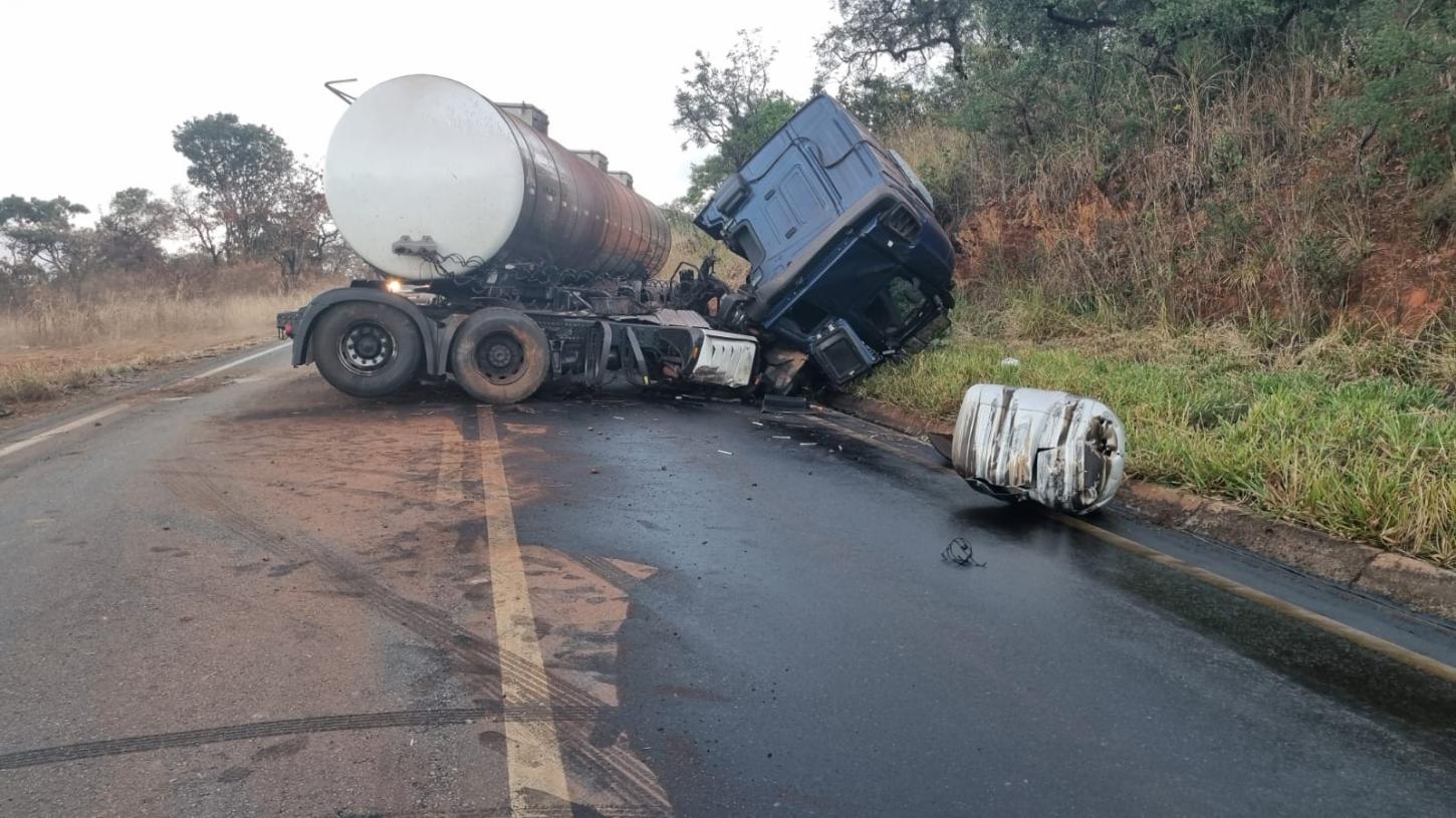 Caminhão-tanque perde o controle, atinge barranco e derrama óleo na MG-410