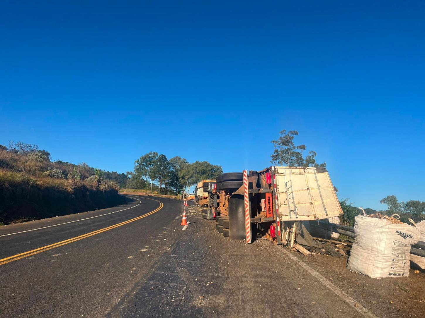 Caminhoneiro sofre ferimentos graves após carreta carregada com batatas tombar na MGC-452 em Perdizes