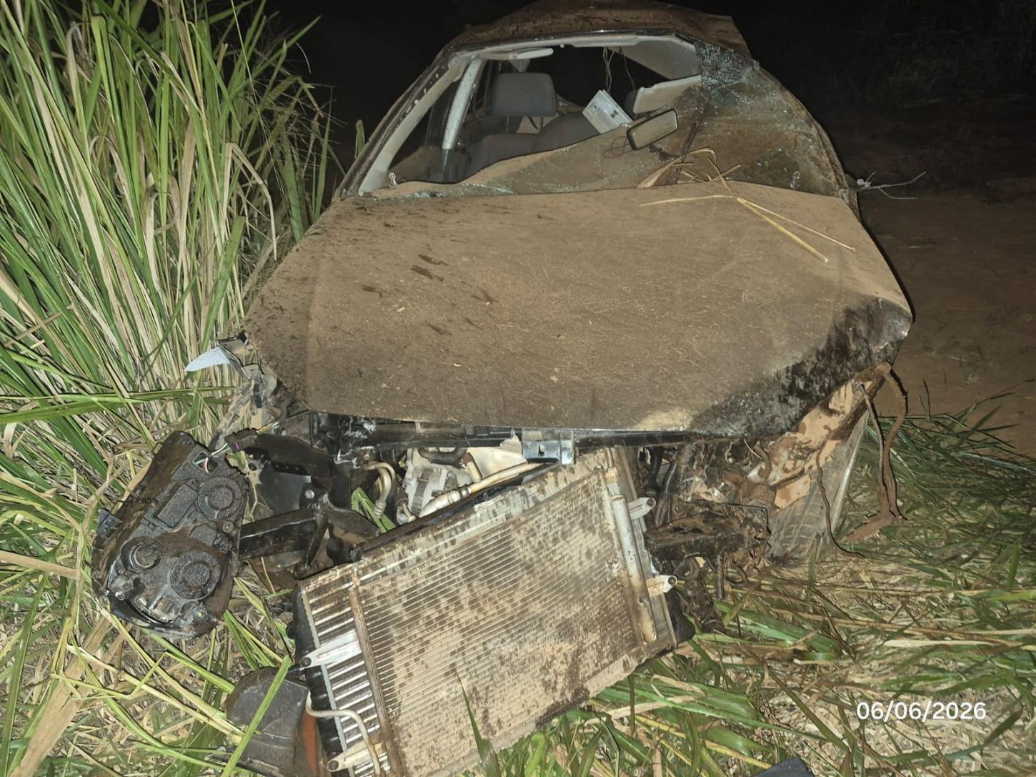 Jovem de 18 anos fica gravemente ferido após carro capotar na MG-187 