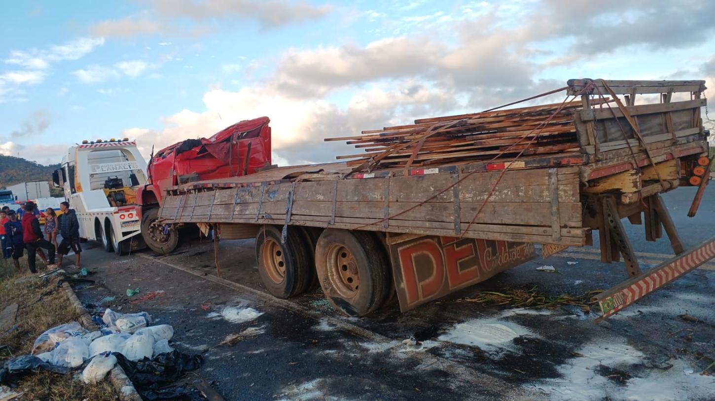 Motorista morre e BR-146 fica interditada por mais de 33 horas após tombamento de carreta em Serra do Salitre