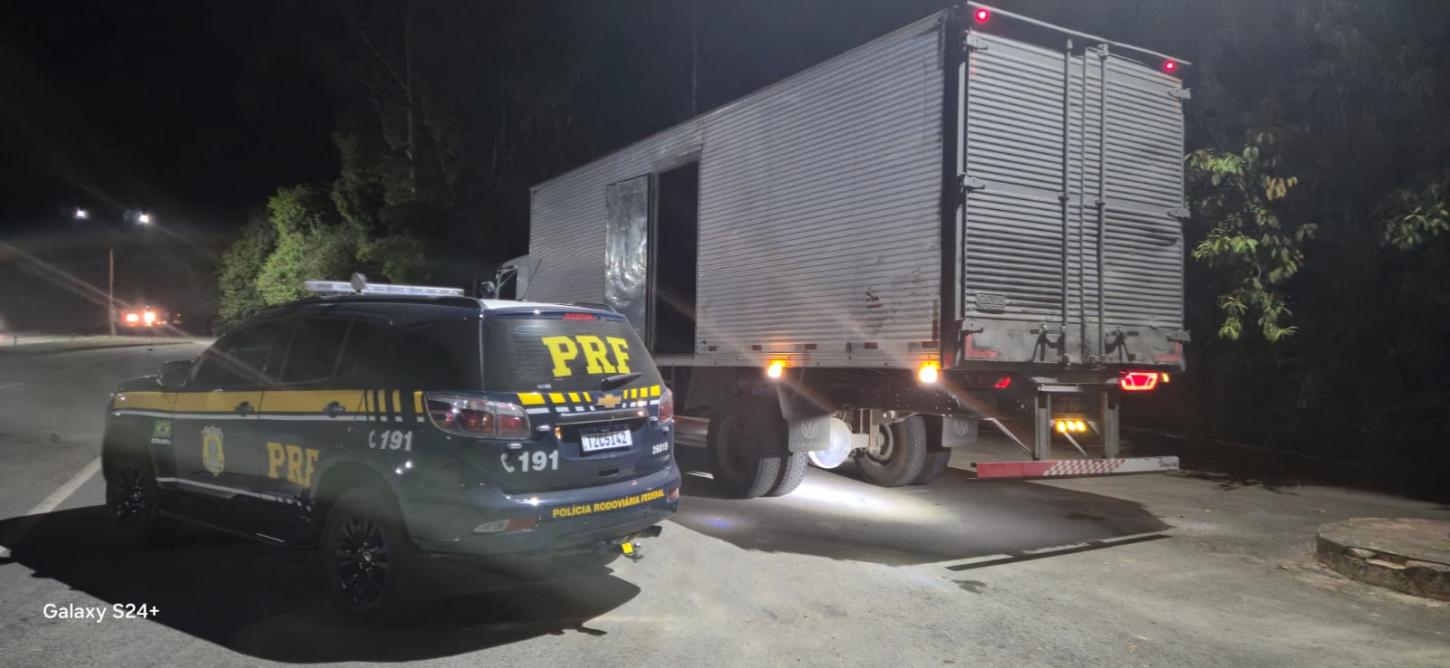 PRF apreende 600 quilos de pólvora clandestina na BR-262; carga será destruída pelo Exército