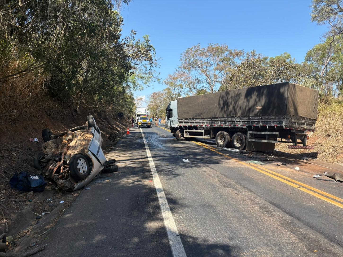 Motorista morre após colisão frontal entre carro e caminhão na MGC-452, em Perdizes