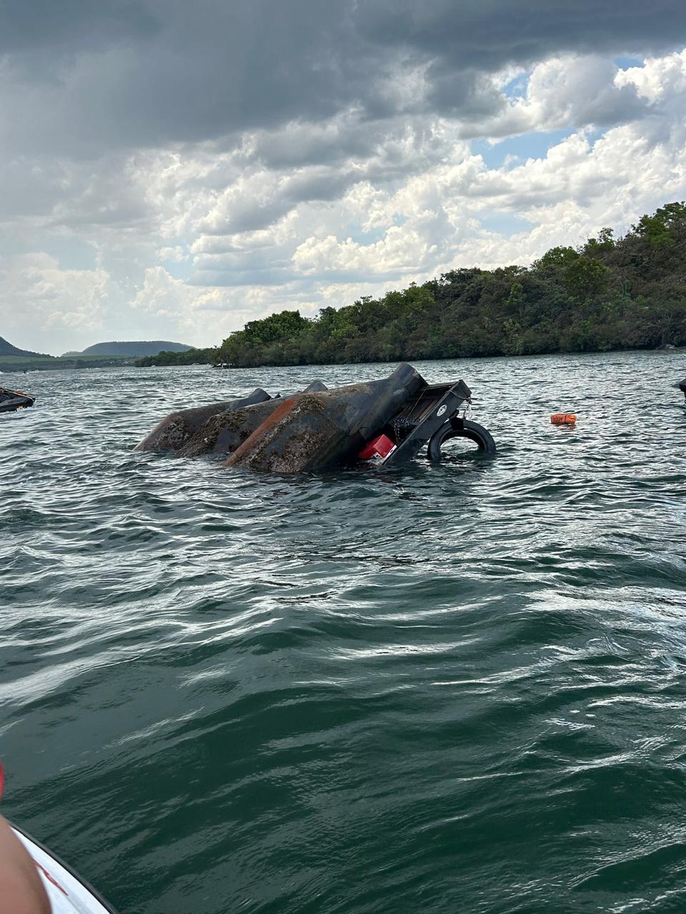 Chalana com 20 ocupantes afunda no Rio Grande