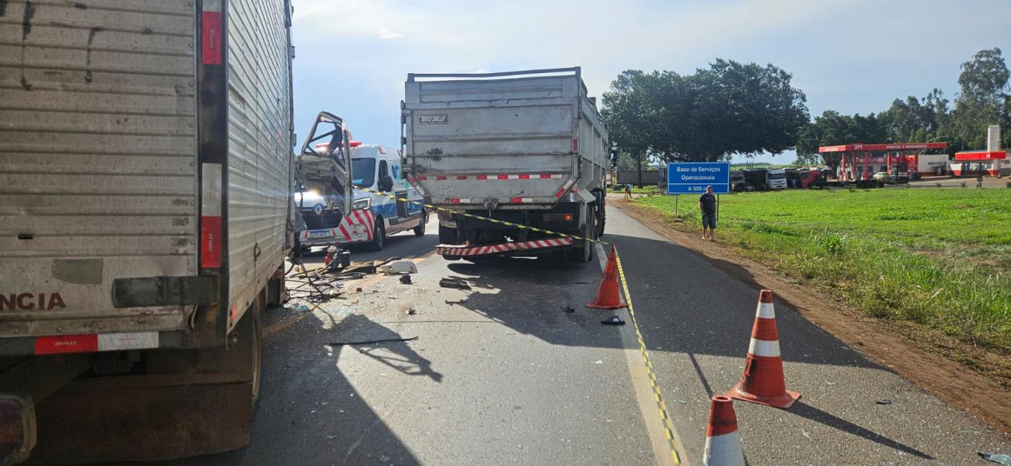 Homem morre e outro fica gravemente ferido após colisão entre caminhões na MGC-452, em Perdizes