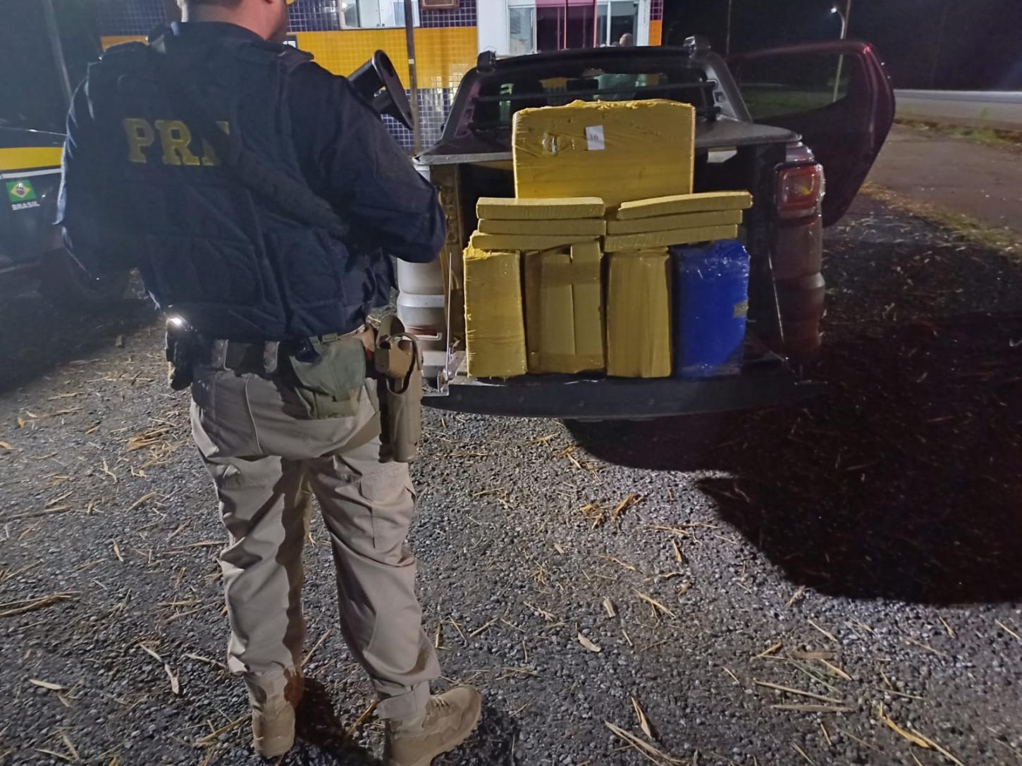 PRF apreende aproximadamente 180 kg de maconha na BR-262