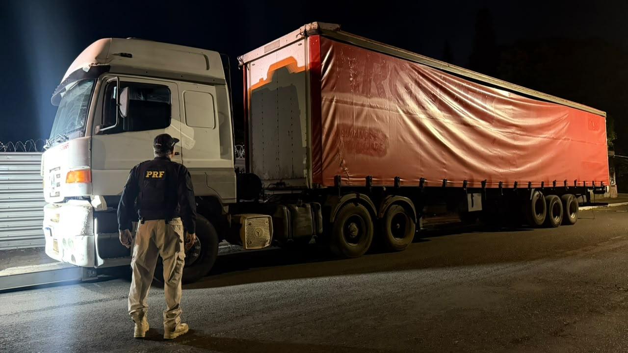 PRF apreende caminhão abandonado e com placas adulteradas na BR-262, em Perdizes