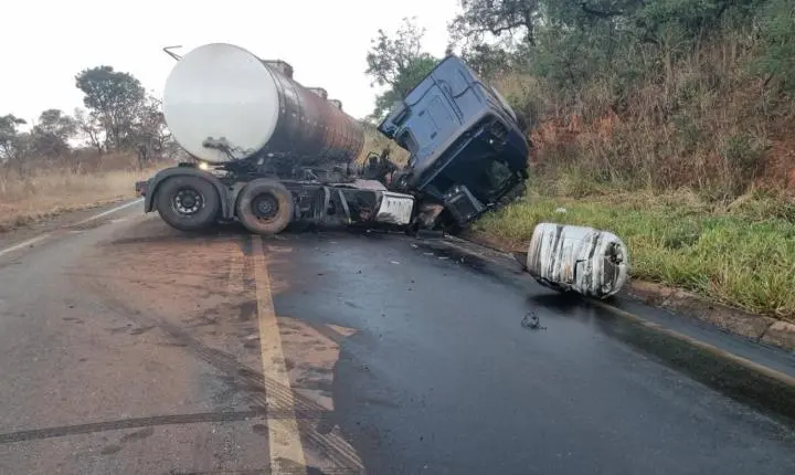 Caminhão-tanque perde o controle, atinge barranco e derrama óleo na MG-410