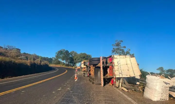Caminhoneiro sofre ferimentos graves após carreta carregada com batatas tombar na MGC-452 em Perdizes