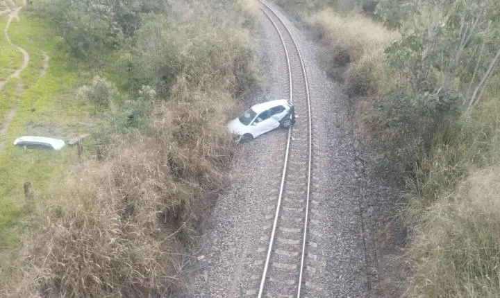 Carro capota e para sobre trilhos da ferrovia na BR-262; mulher é socorrida de helicóptero
