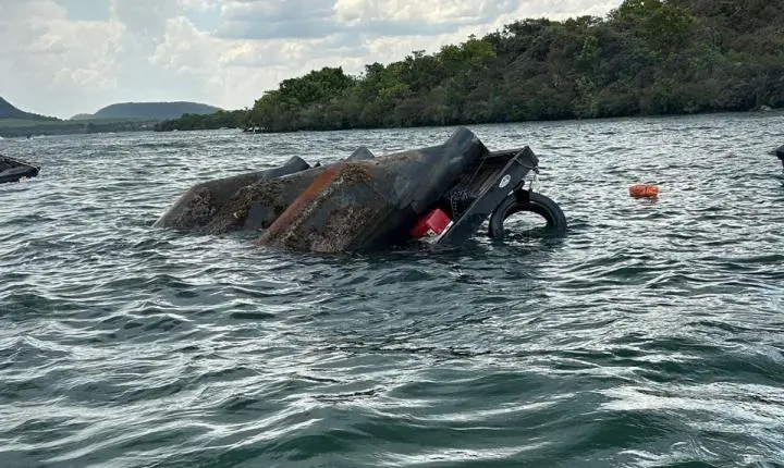 Chalana com 20 ocupantes afunda no Rio Grande