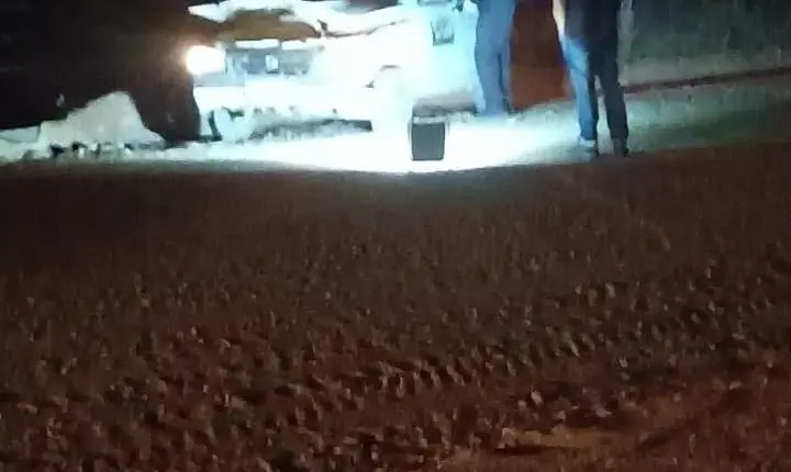 Criança de 2 anos morre após carro tombar em estrada rural; pai é preso