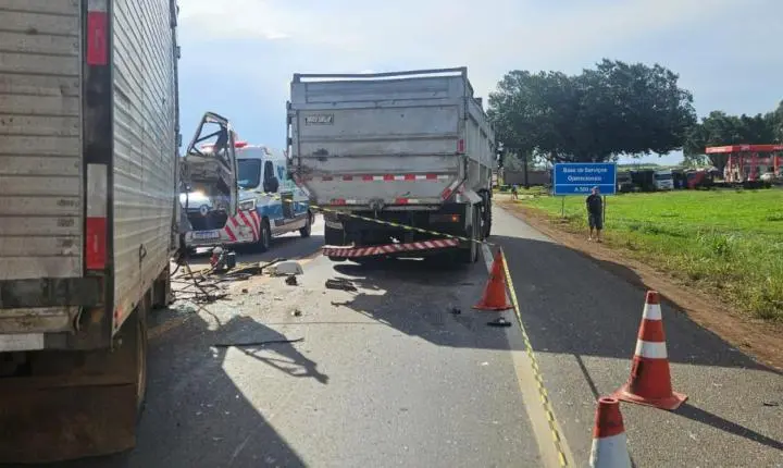 Homem morre e outro fica gravemente ferido após colisão entre caminhões na MGC-452, em Perdizes