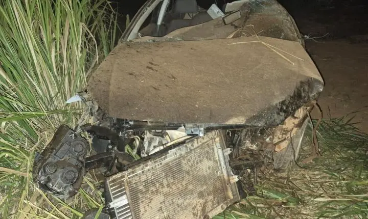 Jovem de 18 anos fica gravemente ferido após carro capotar na MG-187 