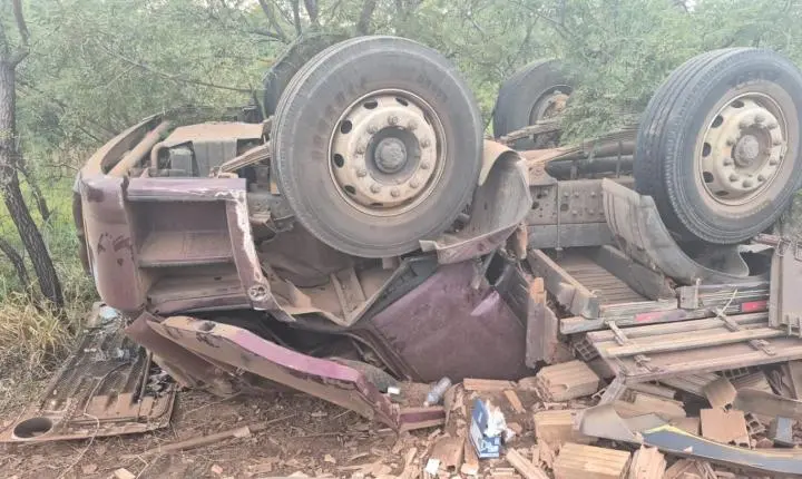 Motorista morre após caminhão carregado com tijolos capotar na MG-428