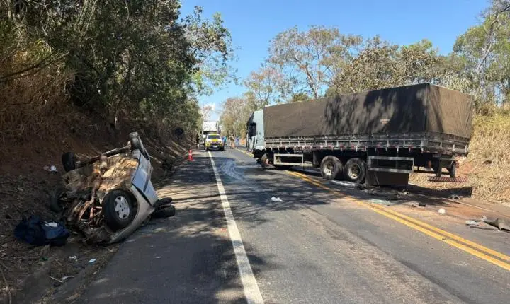 Motorista morre após colisão frontal entre carro e caminhão na MGC-452, em Perdizes