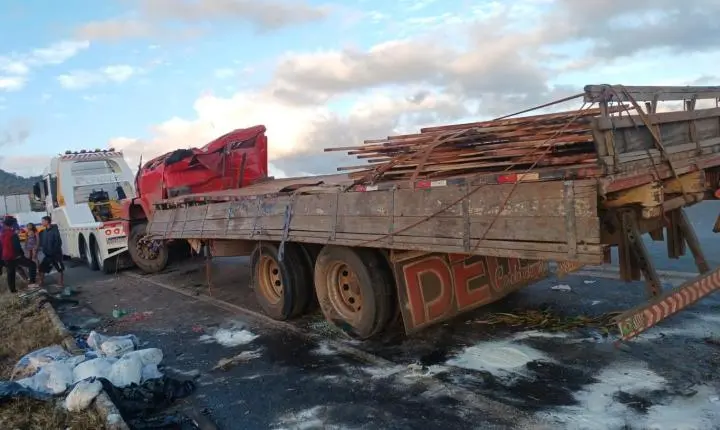 Motorista morre e BR-146 fica interditada por mais de 33 horas após tombamento de carreta em Serra do Salitre