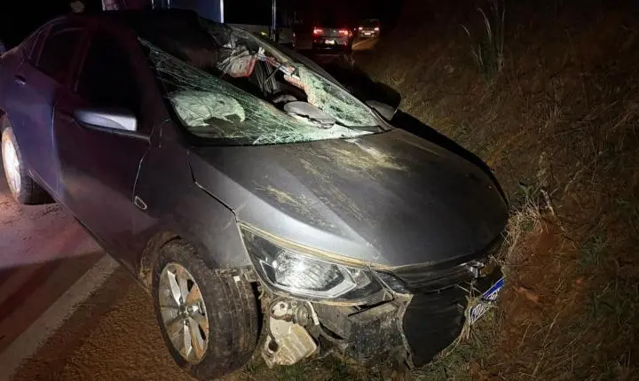 Peça que se soltou de caminhão provoca acidente com morte na MGC-146, em Araxá