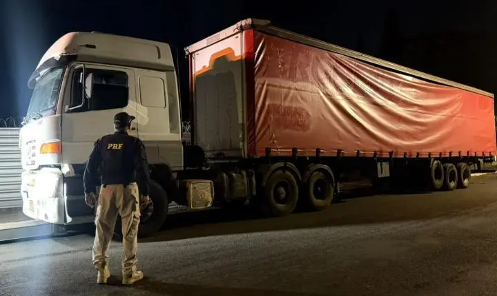 PRF apreende caminhão abandonado e com placas adulteradas na BR-262, em Perdizes